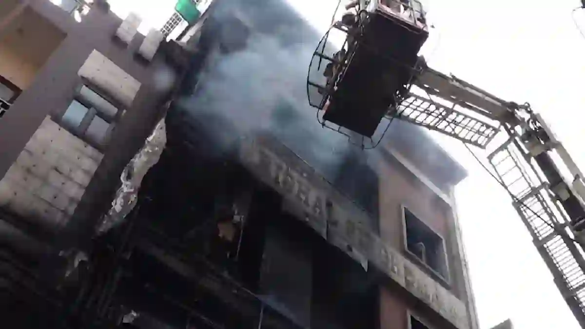 டெல்லி தீ விபத்து: அடுக்குமாடி கட்டிடத்தில் 9 பேர் உயிரிழப்பு!