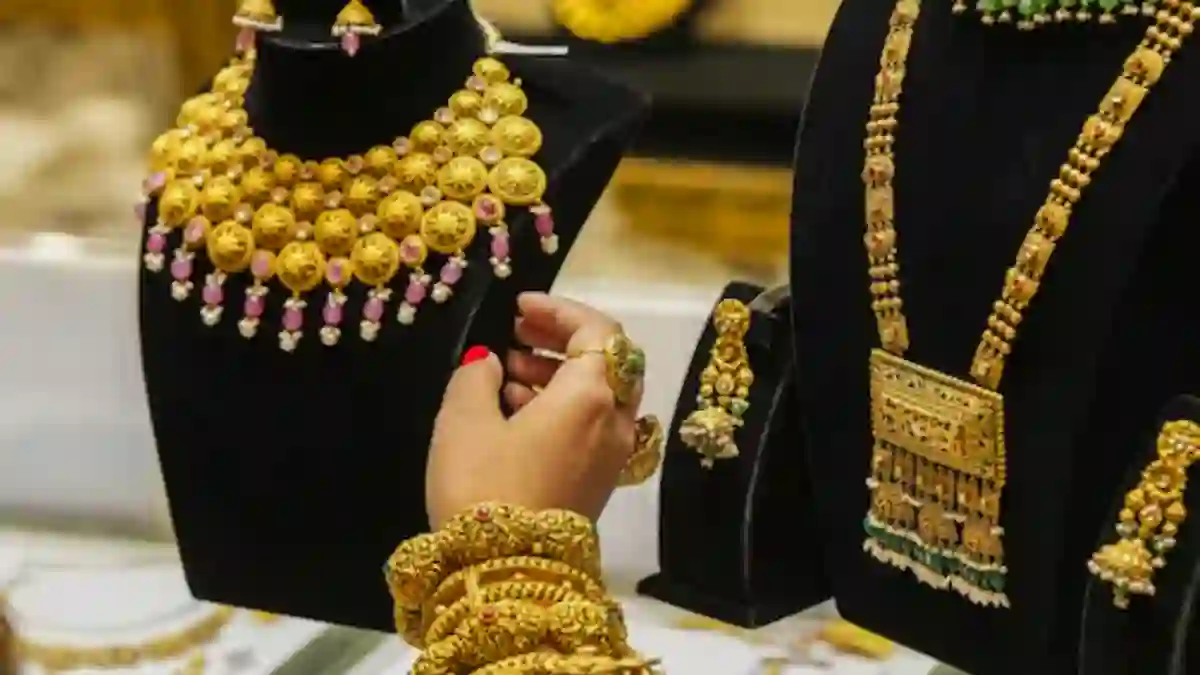 அதிரடியாக குறைந்து ஆறுதல் கொடுத்த தங்கம் விலை! இதோ இன்றயை நிலவரம்!